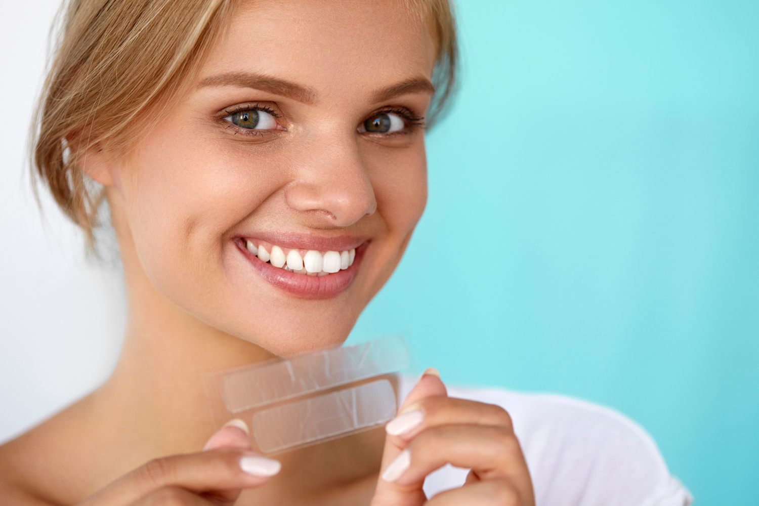 Natural Ways to Whiten and Brighten Teeth